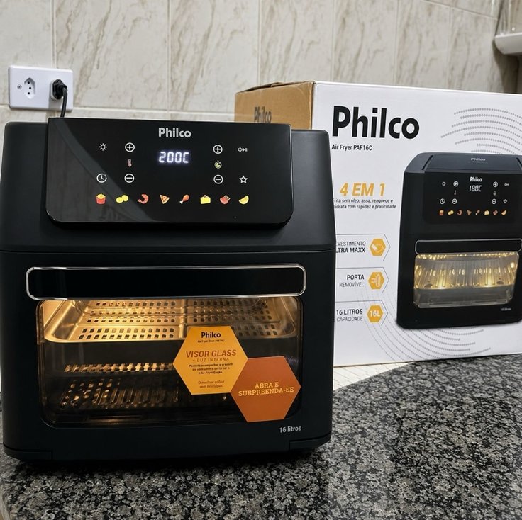 Air fryer forno Philco 16 litros 4 em 1 ao lado da caixa