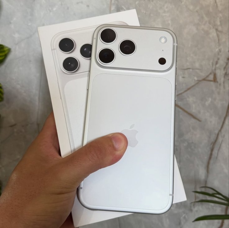 iPhone branco com câmera tripla ao lado da caixa