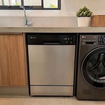 Lava-louças Electrolux inox embutida na cozinha, ao lado de lava e seca LG